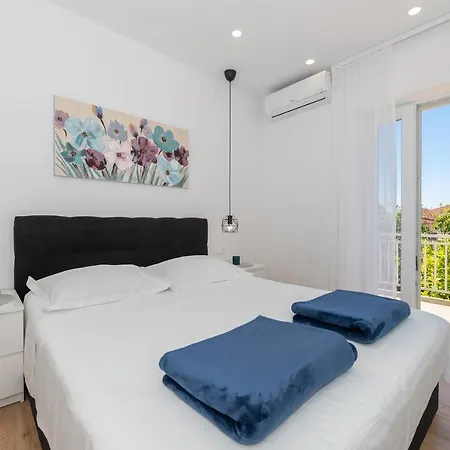 Apartament Sani *